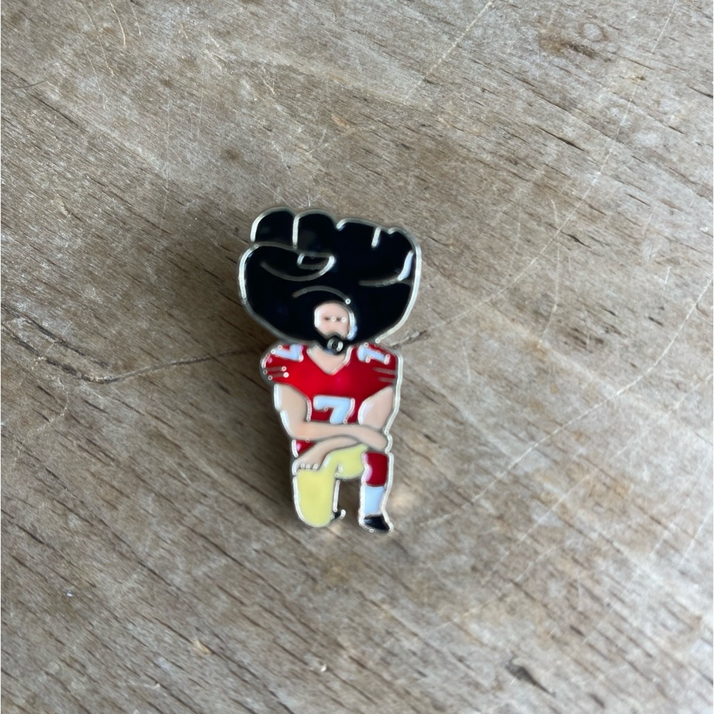 Colin Kaepernick #7 San Francisco Forty Niners - Take a knee collector pin